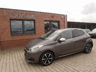 Schadeauto Peugeot 208 TECH EDITION AUTOMAAT. 2019/1
