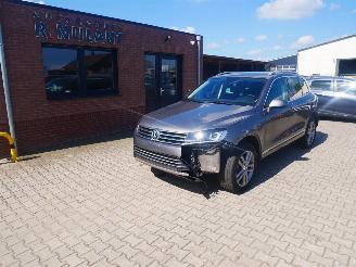 Schadeauto Volkswagen Touareg TERRAIN TECH 4 MOTION LEER XENON 2015/11