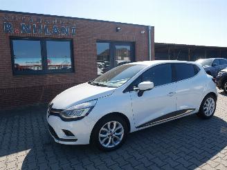 Schadeauto Renault Clio INTENS LED AUTOMATISCHE AIRCO 2017/3