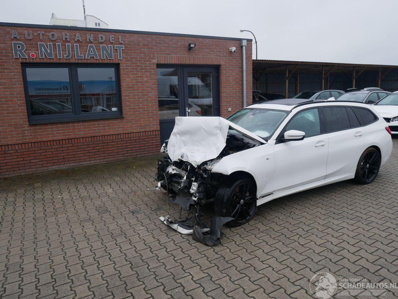 BMW 3-serie 330i TOURING XDRIVE M-SPORT SCHUIFDAK LEER LED