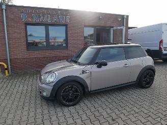 Schadeauto Mini Cooper COOPER D BAKER STREET HALF LEER PANORAMADAK. 2013/1