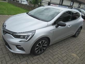 Schadeauto Renault Clio Tce 90 Techno  Climatronic HalfLeer Navi Camera AmbientLight 2023/1