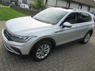 Schadeauto Volkswagen Tiguan 1.5TSI 150pk DSG Aut. Climatronic Leer Navi Camera Pano/Schuifdak Stoel/Stuur Verwarming  Elec.Achterklep 2022/9