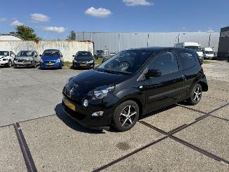 damaged passenger cars Renault Twingo 1.2 16 collection 2013/1