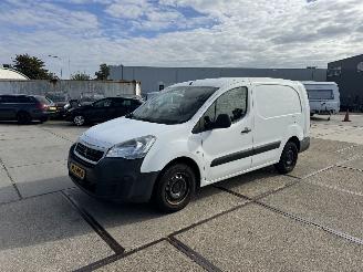 krockskadad bil bedrijf Peugeot Partner 1.6 HDI L2 H1 2016/8