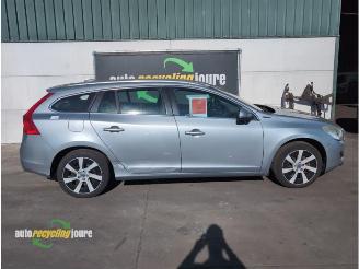 Vrakbiler auto Volvo V-60 V60 I (FW/GW), Combi, 2010 / 2018 2.4 D6 20V Plug-in Hybrid AWD 2013/4