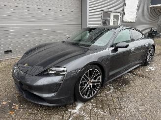 krockskadad bil auto Porsche Taycan 4S Performance voll auto start en rijd 2020/11