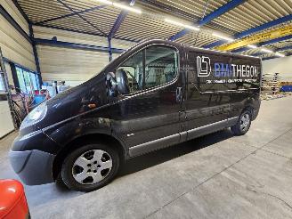 krockskadad bil bedrijf Opel Vivaro 2.0 CDTI L2H1 + apk 2010/2