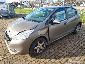 uszkodzony samochody osobowe Peugeot 208 1.2 i  5 deurs euro 5 2012/9