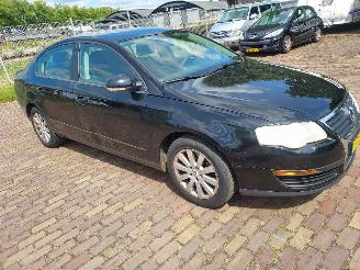 damaged passenger cars Volkswagen Passat 1.6 FSI Trendline Sedan 6 bak 2005/6