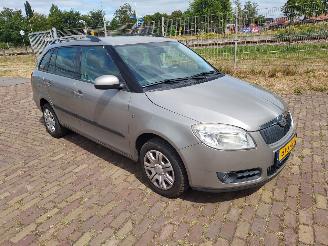 Unfallwagen Skoda Fabia 1.6i 16V Tour Combi Nieuwe apk 2009/9