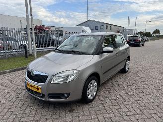 skadebil auto Skoda Fabia 1.4 16V Ambiente AIRCO 2009/3