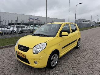Vaurioauto  passenger cars Kia Picanto 1.0 46kw AIRCO 2011/4