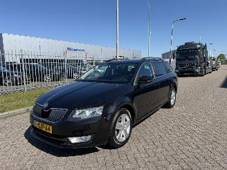 Coche accidentado Skoda Octavia 1.6 TDI 77Kw Clima - NAVI 2013/10
