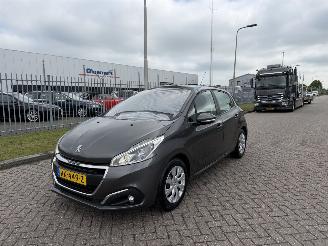 krockskadad bil auto Peugeot 208 1.6 HDI 74Kw Navi - Airco 2017/12