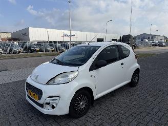 skadebil auto Peugeot 107 1.0 50kw AIRCO 2012/3