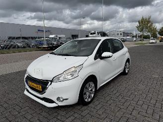 Schadeauto Peugeot 208 1.2 VTI 60Kw AIRCO NAVI 2014/3