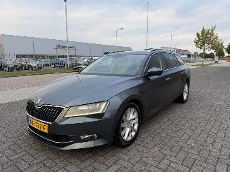 uszkodzony samochody osobowe Skoda Superb 1.6 TDI 88Kw Clima - Navi 2018/2