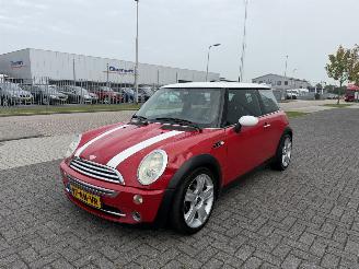 krockskadad bil auto Mini Cooper 1.6 85Kw AIRCO 2005/6