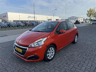 Schadeauto Peugeot 208 1.2 PureTech 60kw AIRCO Euro6 2017/6
