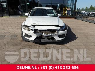 Volvo V-60 V60 Cross Country II (ZZ), Combi, 2018 2.0 B5 16V Mild Hybrid Geartronic AWD picture 2