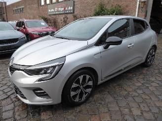 damaged passenger cars Renault Clio Evolution 2023/3