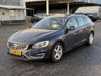 skadebil auto Volvo V-60 2.0 D4 Summum Dak Clima PDC 2014/8