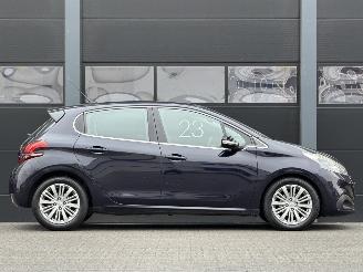 Peugeot 208 1.6 BlueHDi Executive Pano Camera Clima picture 3