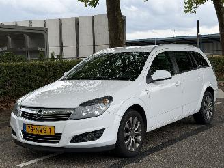 Schadeauto Opel Astra STATION WAGON 1.6 111 years Edition 2010/11