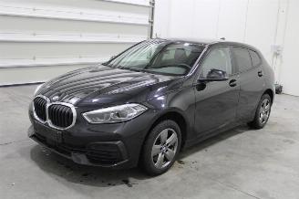 krockskadad bil auto BMW 1-serie 118 2023/7