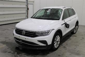 krockskadad bil auto Volkswagen Tiguan  2021/5