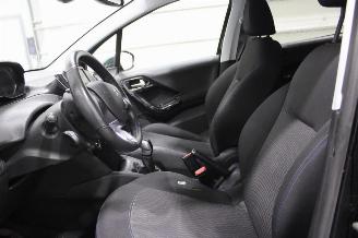 Peugeot 208  picture 10