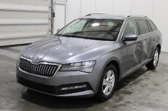 damaged passenger cars Skoda Superb  2022/6
