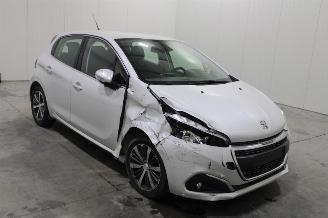 Peugeot 208  picture 2