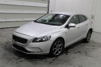 damaged passenger cars Volvo V-40 V40 2015/8