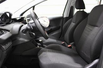 Peugeot 208  picture 11