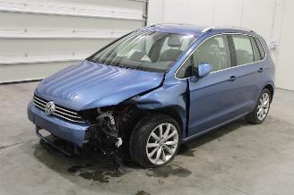 damaged passenger cars Volkswagen Golf  2016/9