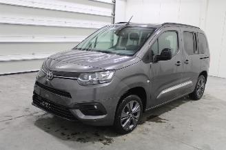 damaged passenger cars Toyota ProAce CITY 2024/1