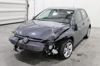 Vaurioauto  passenger cars Volkswagen Golf  2024/5