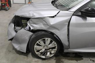 Peugeot 208  picture 7