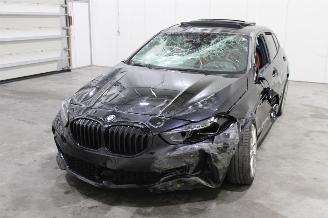damaged passenger cars BMW 1-serie 118 2025/4