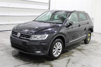 uszkodzony samochody osobowe Volkswagen Tiguan  2019/8
