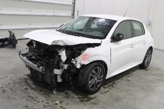 Vaurioauto  passenger cars Peugeot 208  2023/4