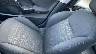 Peugeot 208  picture 16