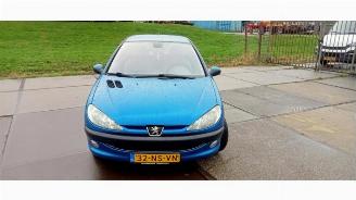 Coche siniestrado Peugeot 206 206 (2A/C/H/J/S), Hatchback, 1998 / 2012 1.6 16V 2004/2