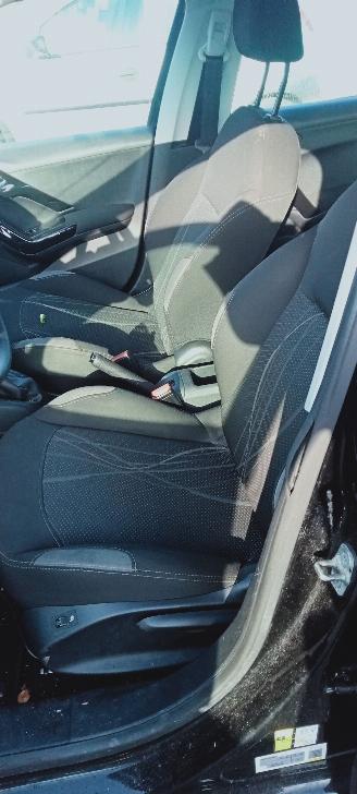 Peugeot 208  picture 7