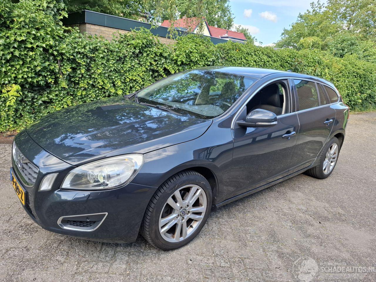 Volvo V-60 V60 T3 trekhaak 2013geen schade fijne auto