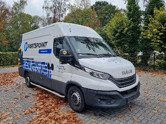 damaged passenger cars Iveco Daily 35-140 Hi-Matic Airco Navi 2022/2