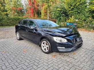uszkodzony samochody osobowe Volvo V-60 D2 2.0 88KW Airco Navi 2017/2