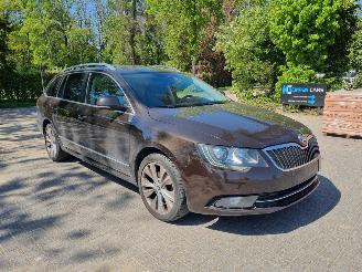Schadeauto Skoda Superb 1.6 TDI DSG Aut Pano Stoelverw. 2015/4